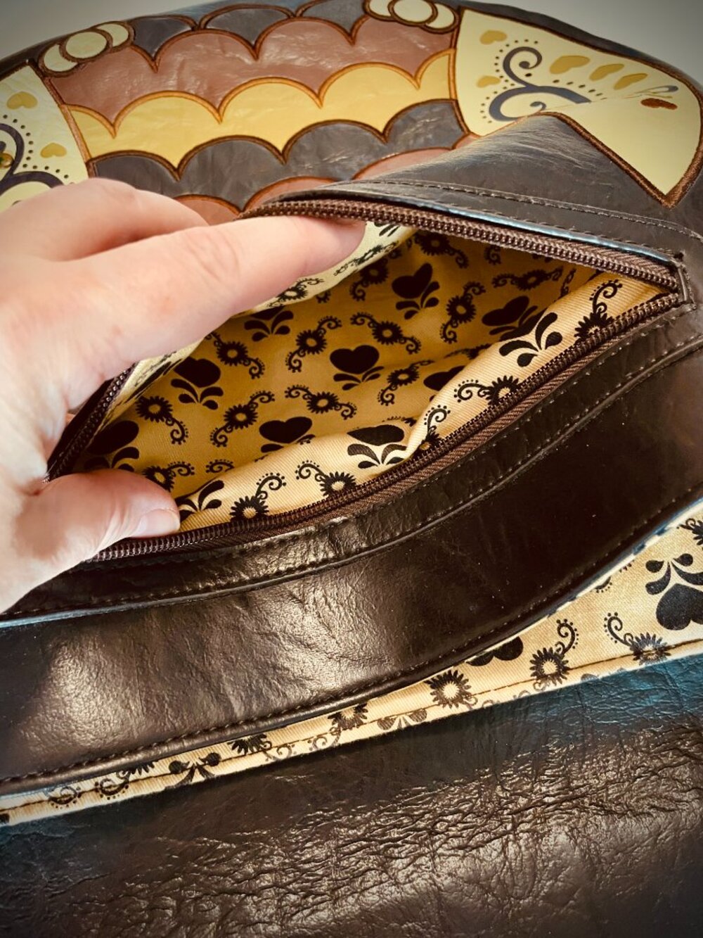 Loungefly Owl with Heart Eyes Faux Leather Messenger Bag - Picture 4 of 7